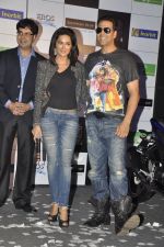 Akshay Kumar, Chitrangada Singh unveil Desi Boyz Shoppers stop clothing line in Inorbit, Mumbai on 16th Nov 2011 (41).JPG
